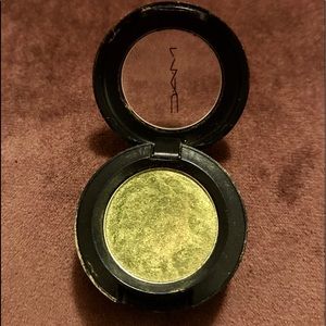 MAC Eyeshadow in Lucky Green🍀